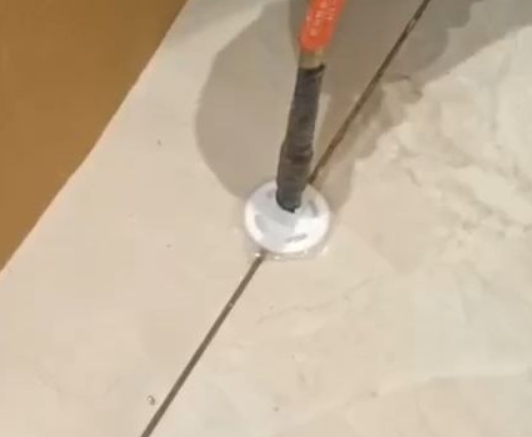 卓资瓷砖空鼓维修公司专业解答瓷砖在铺贴过程中，如果没有涂抹均匀到位的粘结材料（如水泥砂浆或瓷砖胶），可能会导致以下问题