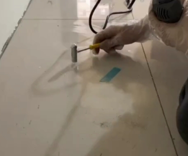 卓资瓷砖开裂维修公司专业分享瓷砖在铺贴前如果没有沥干水分，将会导致以下问题