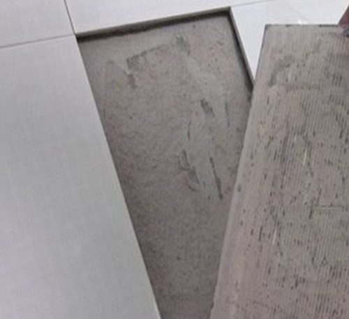 卓资瓷砖空鼓维修公司分享瓷砖铺贴时如果打浆（即涂抹在瓷砖背面和基层上的砂浆或瓷砖胶）过少，会带来以下问题